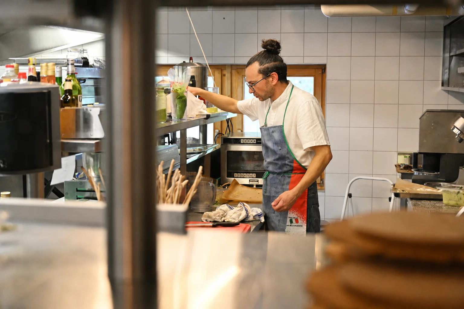 Le Chef Moreno en cuisine à La Bergerie des Bains